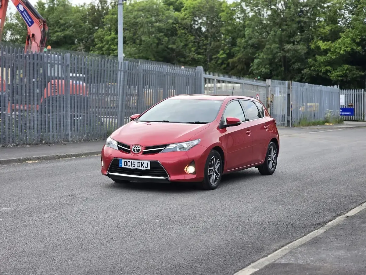 Used Toyota Auris 90 HP (66 kW) 2015 Red Hatchback