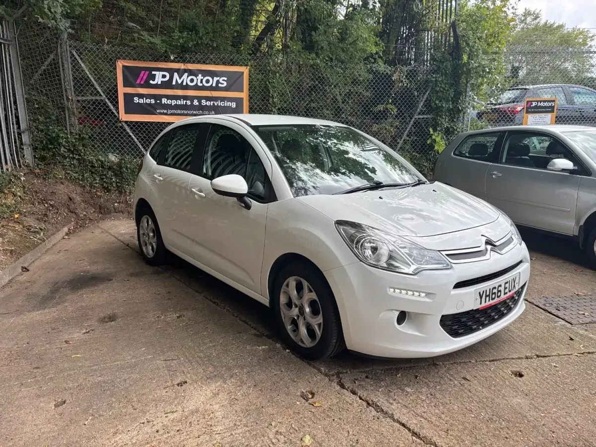 Begagnad Citroën C3 PureTech 2016 Vit Halvkombi