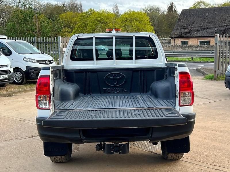 Used Toyota HiLux Active 150 HP (110 kW) 2022 White Pickup