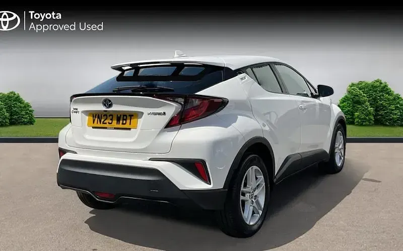 Used Toyota C-HR Play 122 HP (89 kW) 2023 White SUV