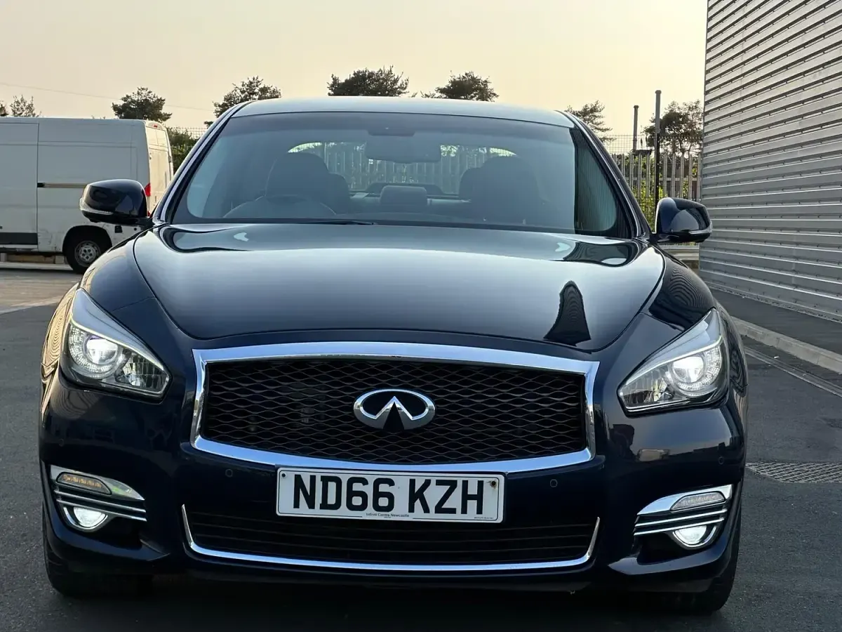 Used Infiniti Q70 Premium 170 HP (125 kW) 2017 Blue Sedan