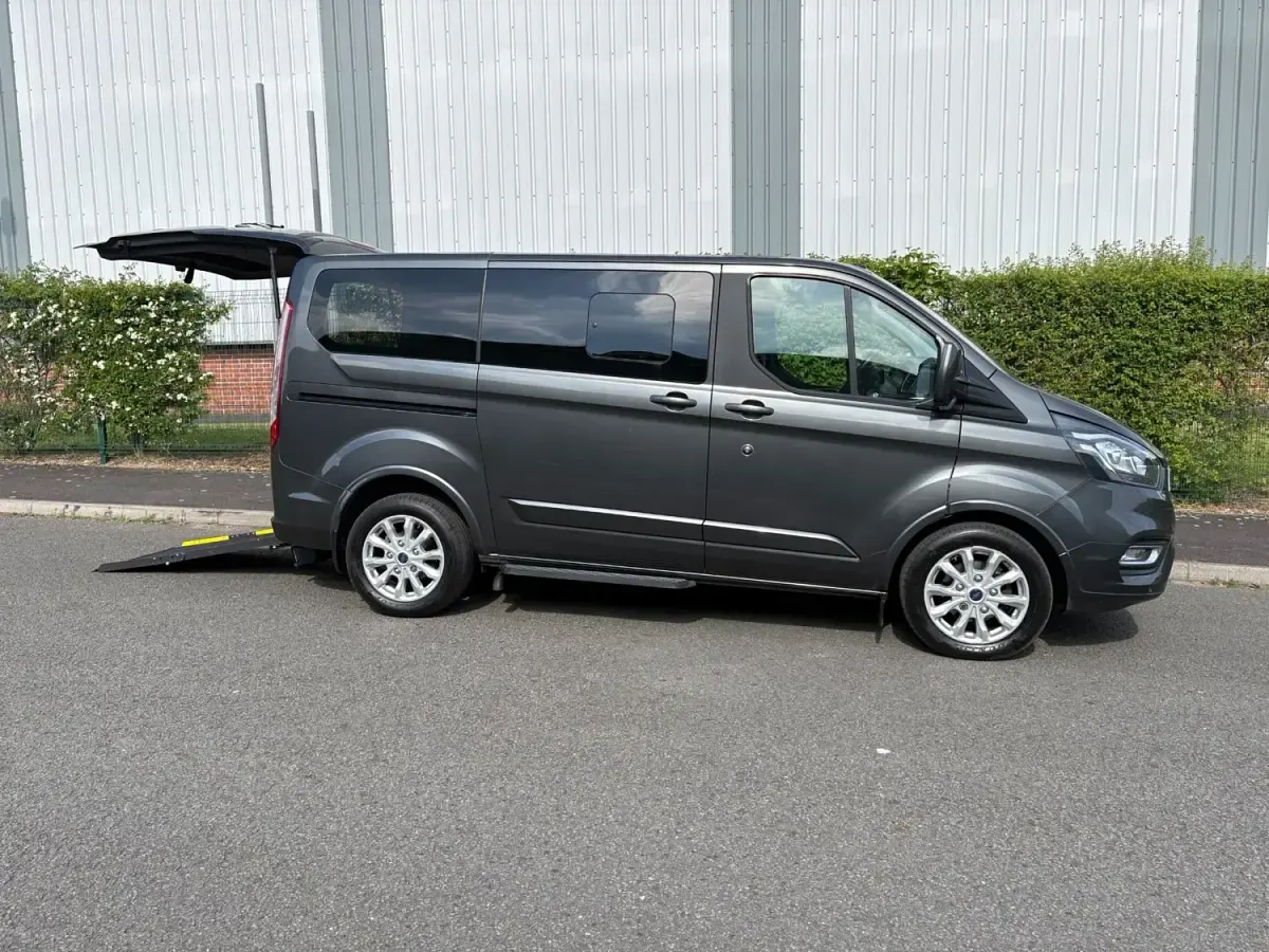 Usado Ford Tourneo Titanium 130 HP (95 kW) 2019 Cinzento Monovolume