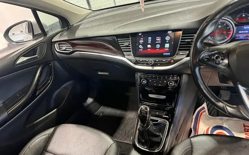 Used Vauxhall Astra Elite 150 HP (110 kW) 2017 Silver Hatchback