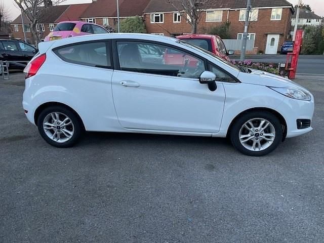 Used Ford Fiesta Zetec 2014 White Hatchback
