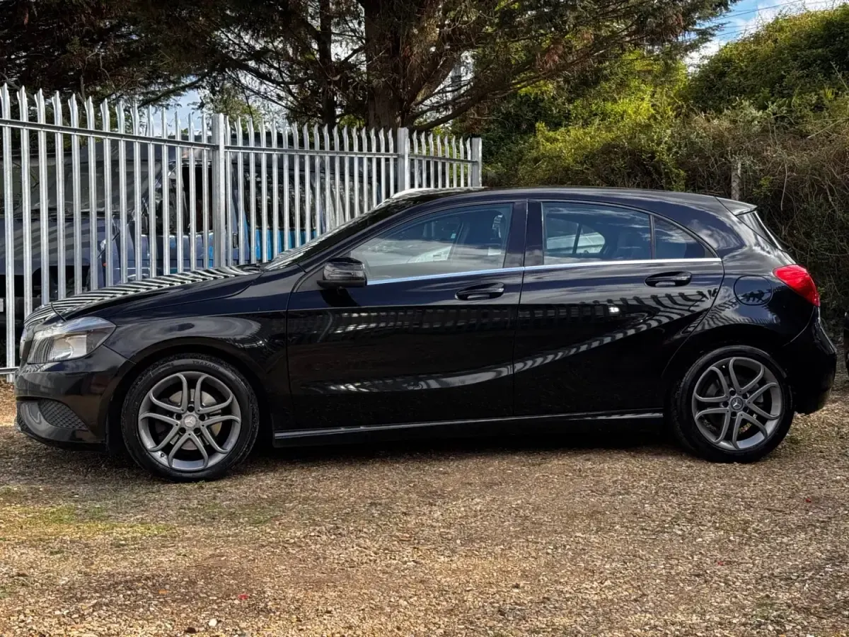Begagnad Mercedes A180 2014 Svart Halvkombi