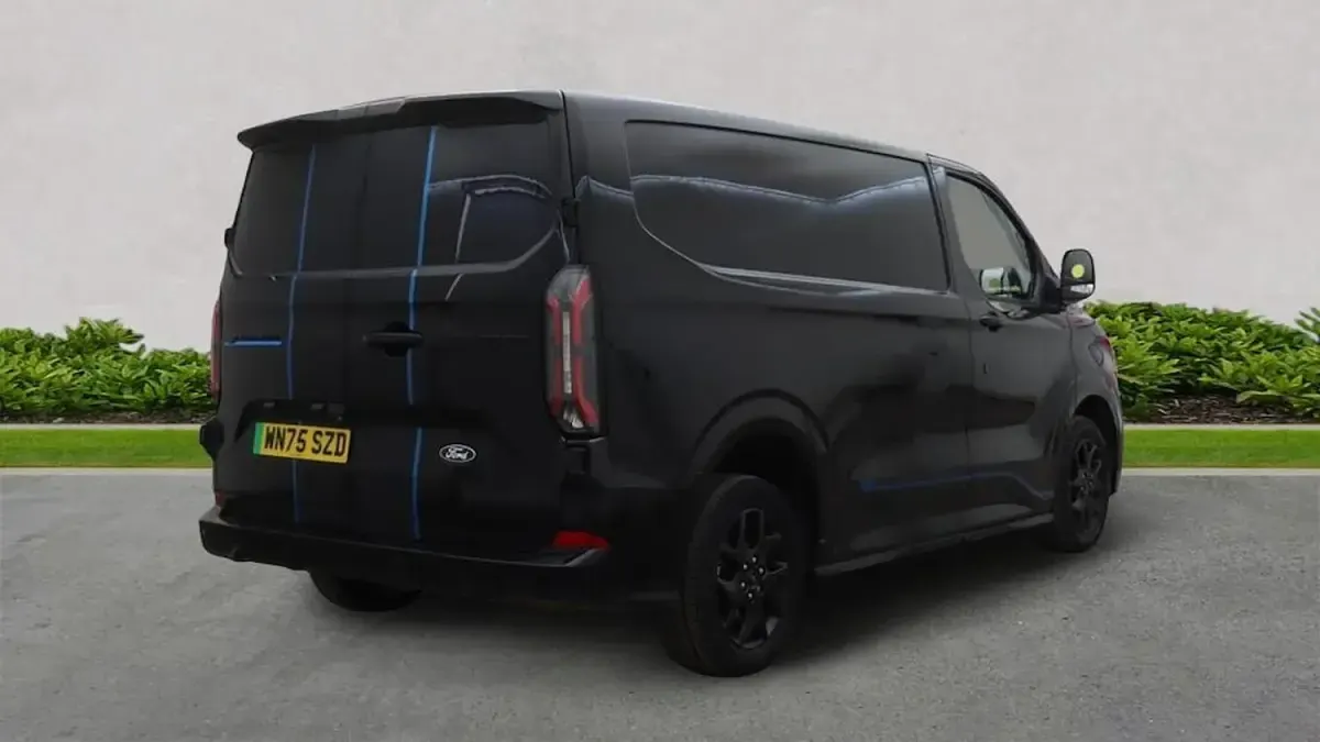 Begagnad Ford E-Transit Sport 160 kW (218 HK) 2025 Svart Van