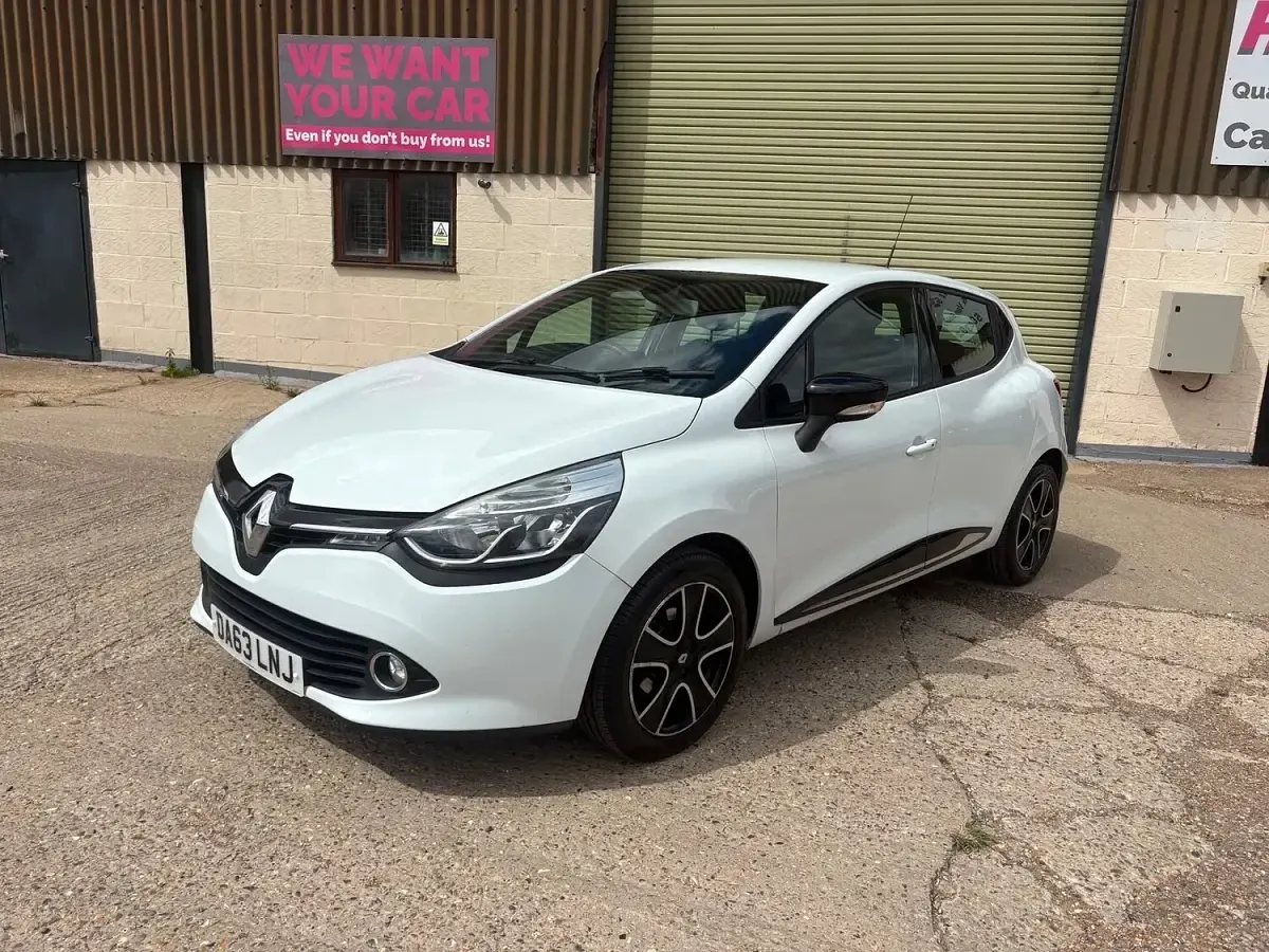 Used Renault Clio Dynamique 75 HP (55 kW) 2013 White Hatchback