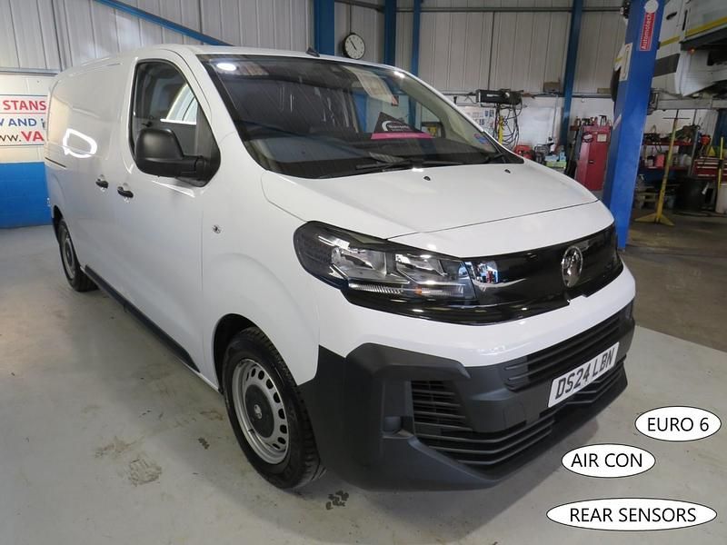 Used Vauxhall Vivaro 118 HP (86 kW) 2024 White MPV