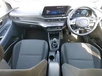 Used Hyundai i20 Premium 100 HP (73 kW) 2023 White Hatchback