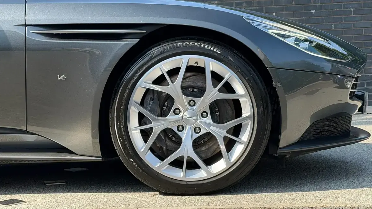Used Aston Martin DB11 600 HP (441 kW) 2019 Silver Coupe