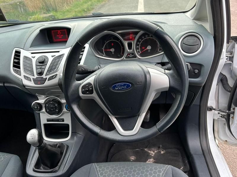 Used Ford Fiesta Zetec 2011 White Hatchback