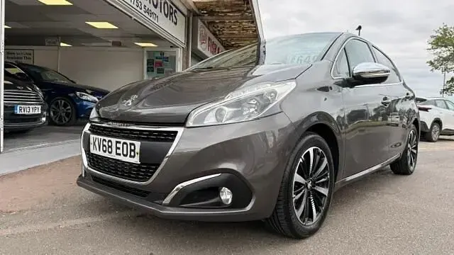 Used Peugeot 208 Allure Premium 82 HP (60 kW) 2018 Platinum grey metallic Hatchback