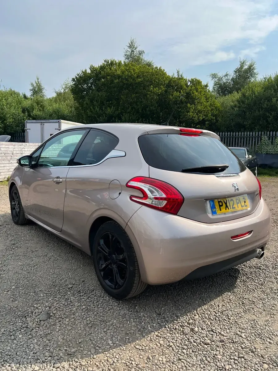 Used Peugeot 208 Allure 95 HP (69 kW) 2012 Pink Hatchback