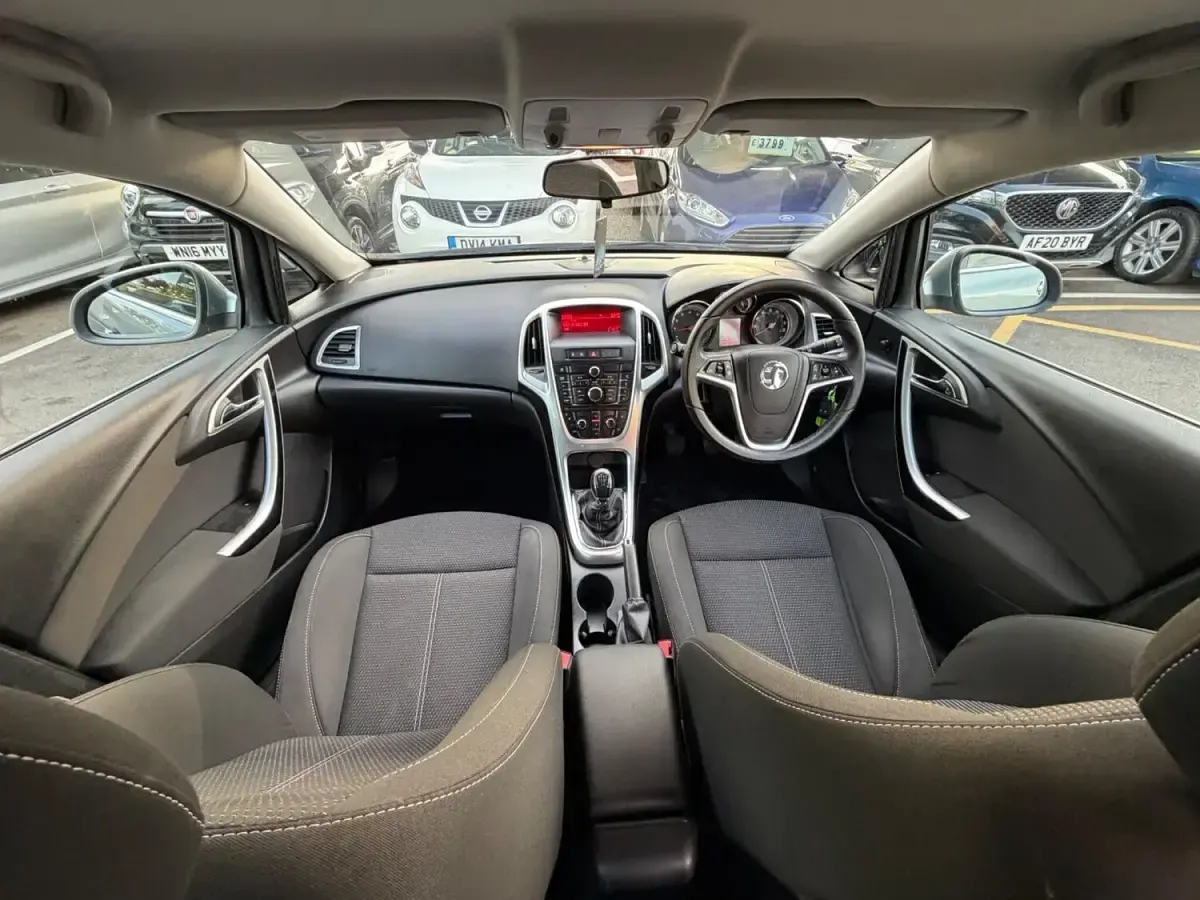 Usado Vauxhall Astra SRi 2013 Plateado Familiar