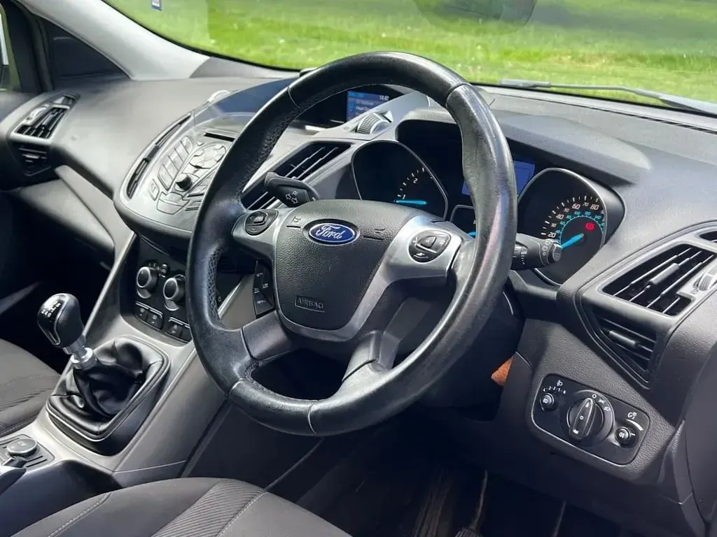 Usado Ford Kuga Zetec 150 CV (110 kW) 2016 Blanco SUV