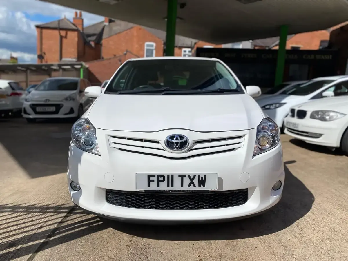 Used Toyota Auris SR 132 HP (97 kW) 2011 White Hatchback