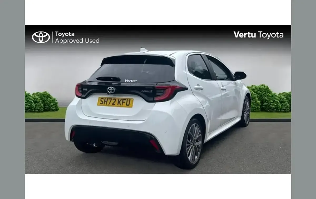 Used Toyota Yaris 116 HP (85 kW) 2022 White Hatchback