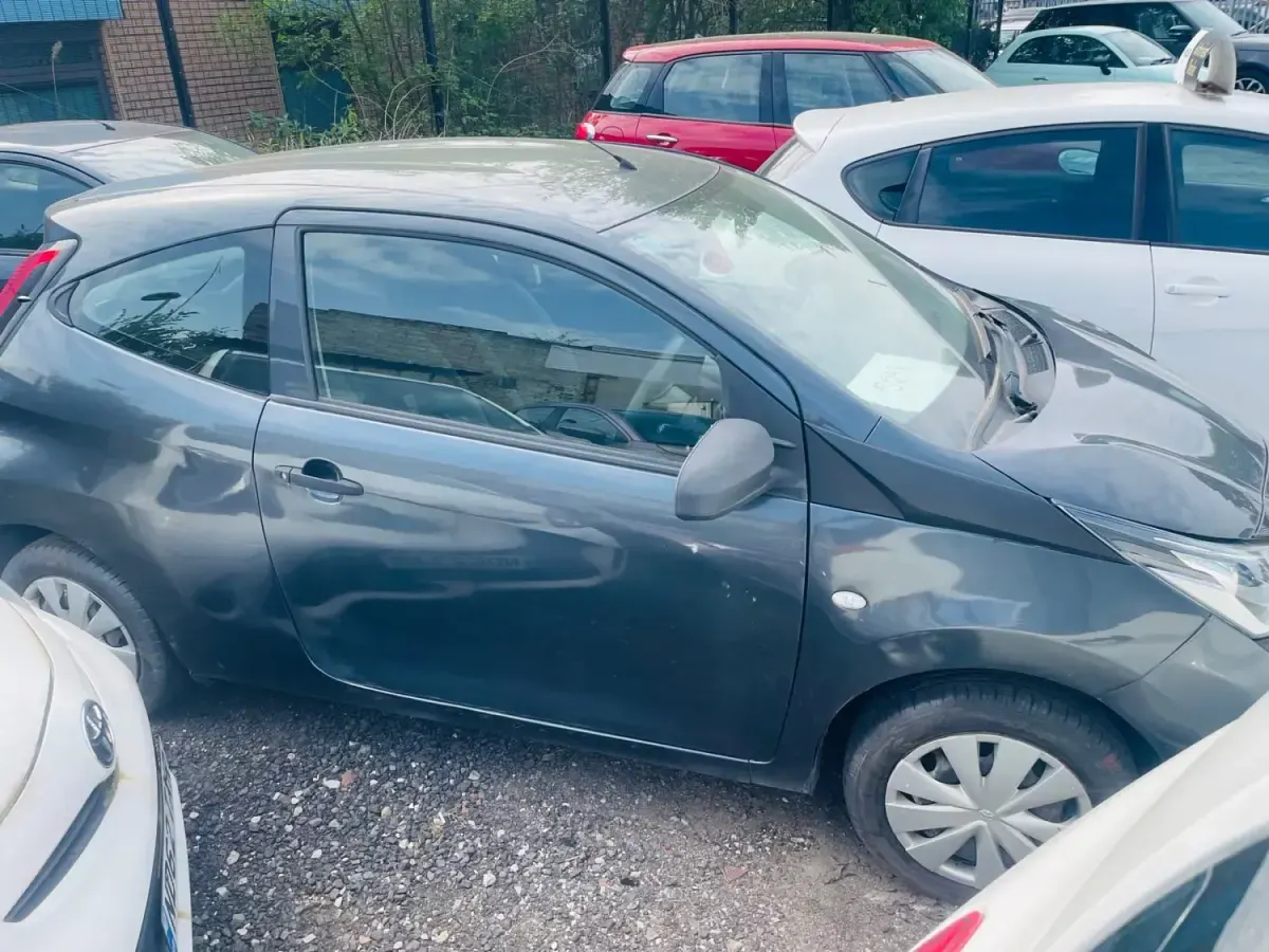 Usado Toyota Aygo 72 CV (52 kW) 2019 Gris Utilitario