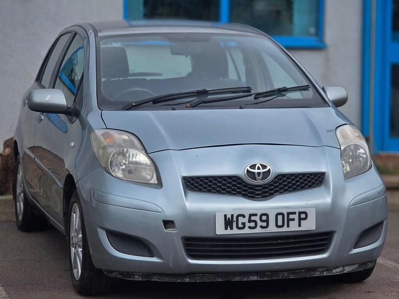 Used Toyota Yaris 87 HP (63 kW) 2010 Silver Hatchback