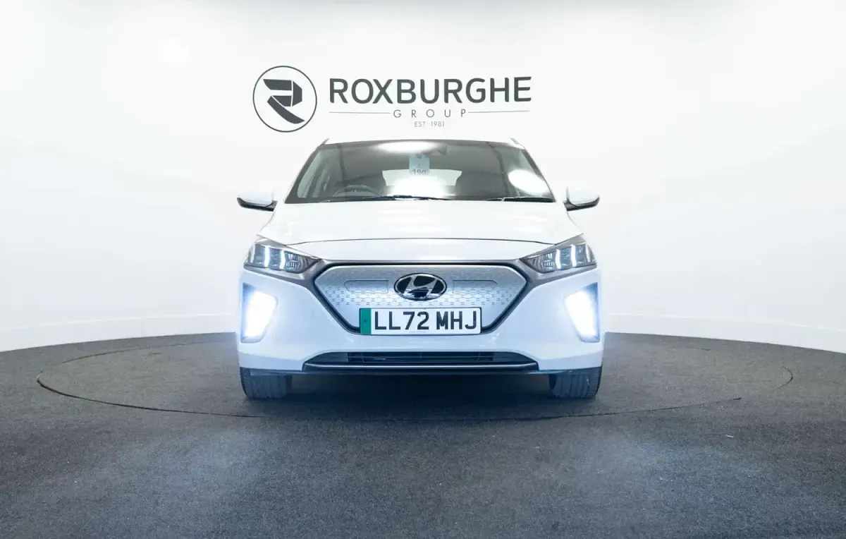 Begagnad Hyundai Ioniq Premium 2023 Vit Halvkombi