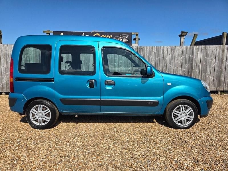 Usado Renault Kangoo Expression 106 HP (77 kW) 2009 Azul Monovolume