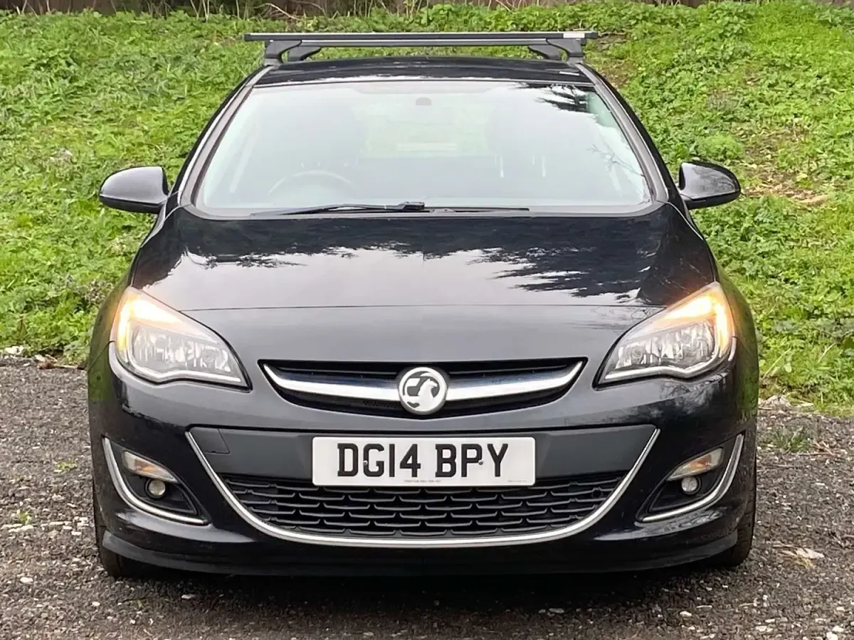 Używany Vauxhall Astra SRi 115 KM (84 kW) 2014 Czarny Hatchback