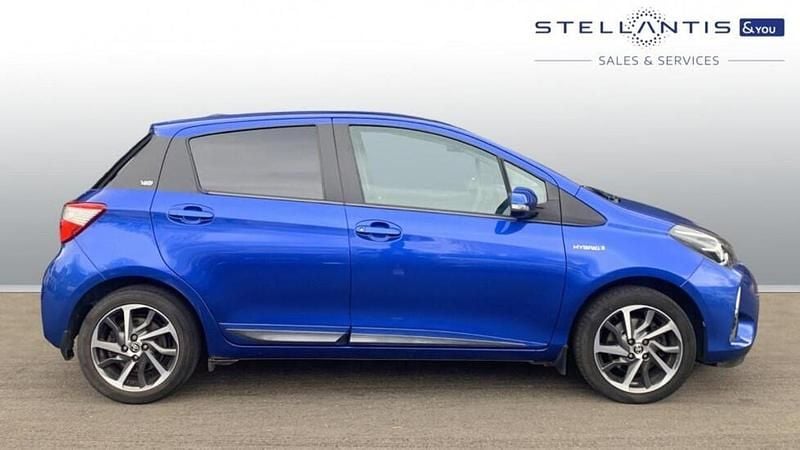 Used Toyota Yaris Hybrid 99 HP (72 kW) 2020 Blue