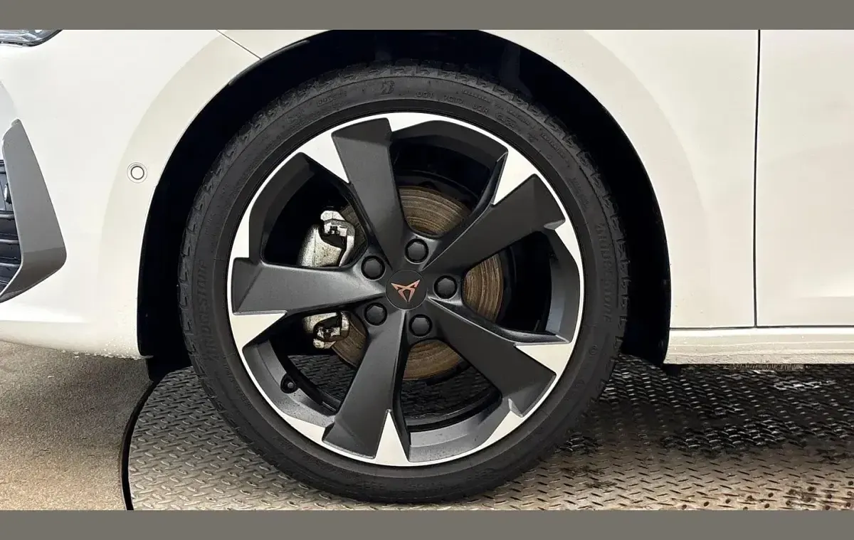 Used Cupra Leon 150 HP (110 kW) 2024 White Hatchback