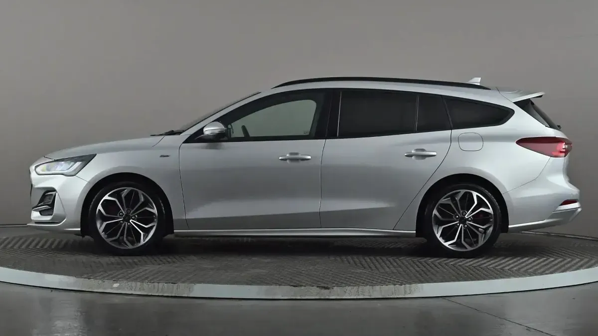 Begagnad Ford Focus ST-Line X 155 HK (114 kW) 2024 Silver Kombi