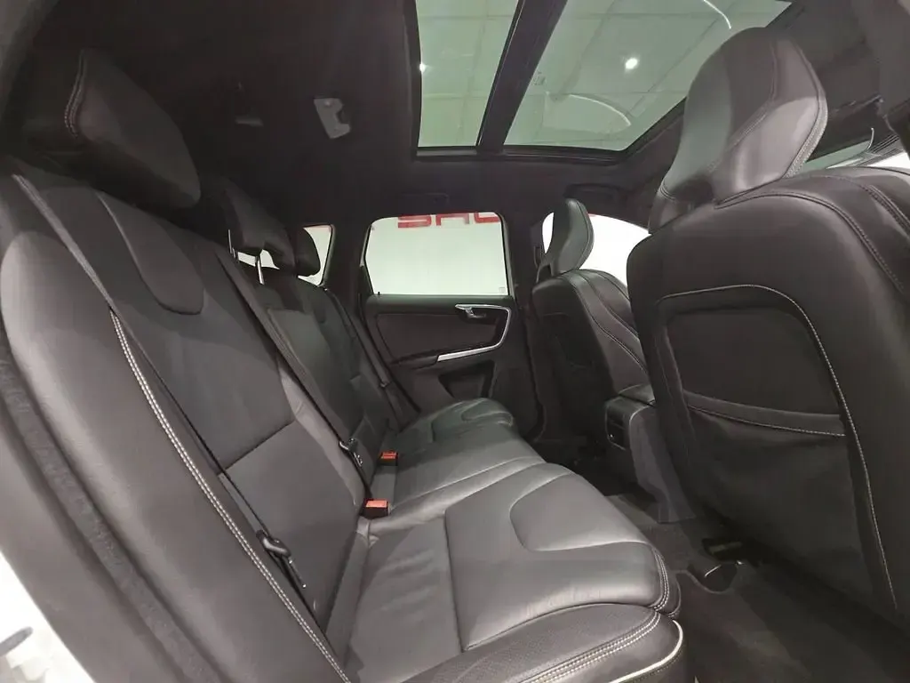 Usado Volvo XC60 R-Design 181 CV (133 kW) 2014 Blanco SUV