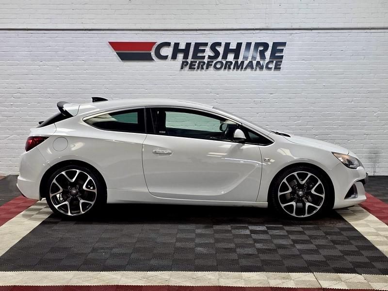 Used Vauxhall Astra GTC 276 HP (202 kW) 2016 White Coupe