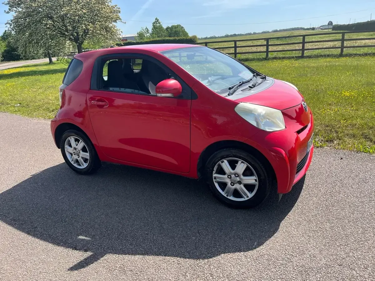 Used Toyota iQ 68 HP (50 kW) 2009 Red Hatchback