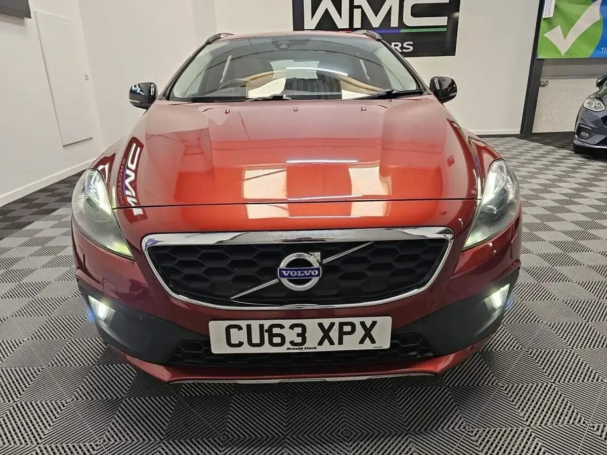 Used Volvo V40 2013 Red Hatchback