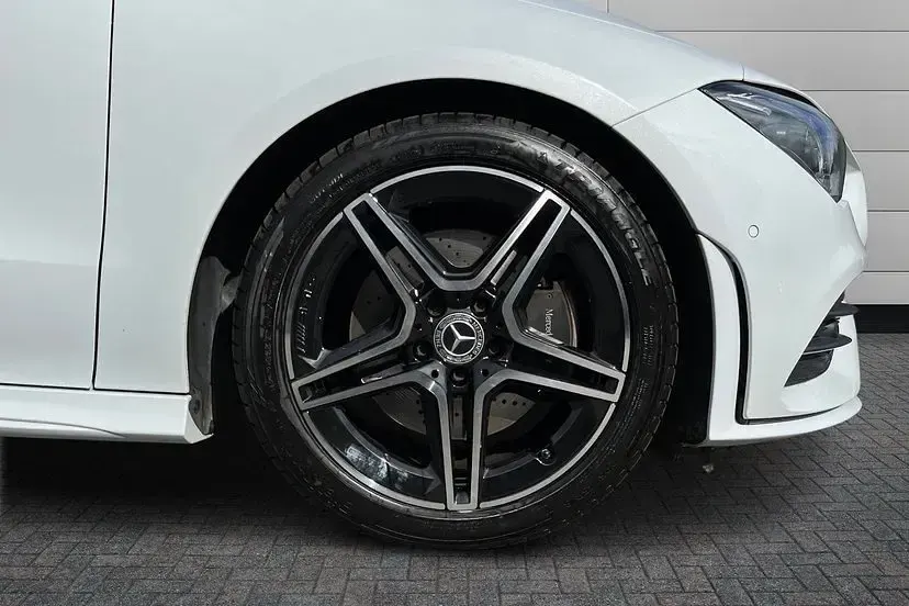 Used Mercedes CLA200 Executive 163 HP (119 kW) 2023 White Estate