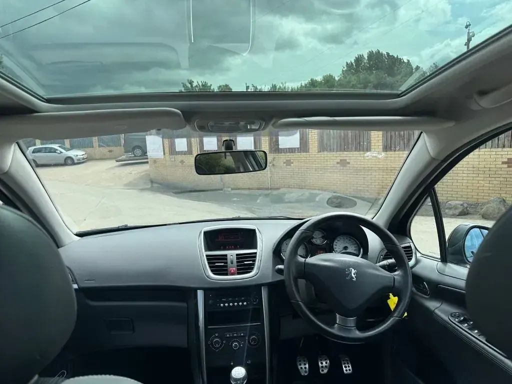 Begagnad Peugeot 207 Allure 92 HK (67 kW) 2011 Grå Halvkombi