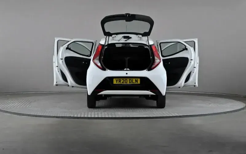 Used Toyota Aygo X-play 72 HP (52 kW) 2020 White Hatchback