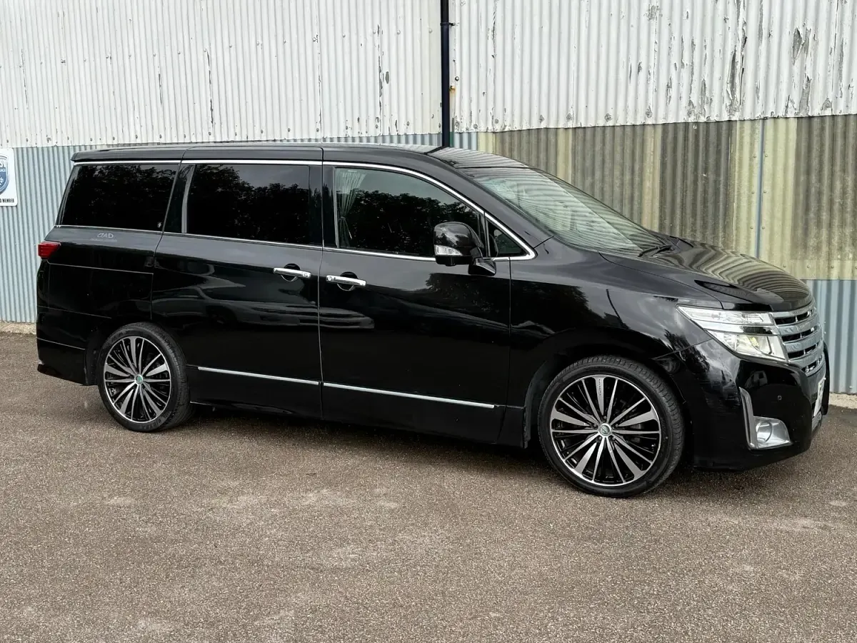 Usado Nissan Elgrand 2024 Negro Monovolumen