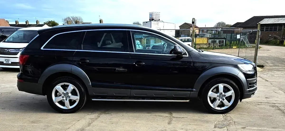 Begagnad Audi Q7 Advanced 2025 Svart SUV