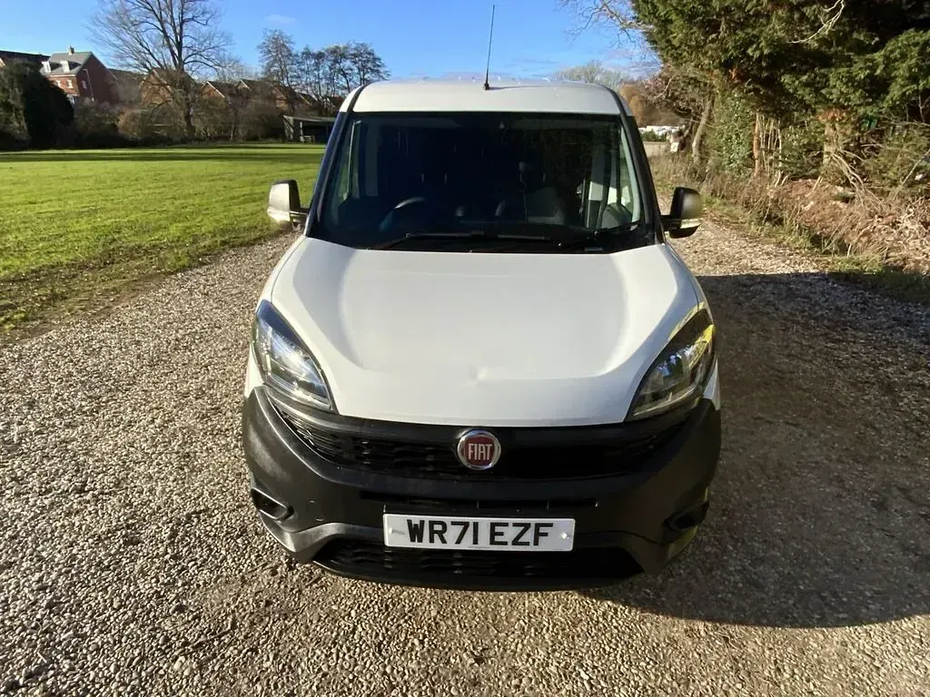 Begagnad Fiat Doblò S 95 HK (69 kW) 2021 Vit Minibuss