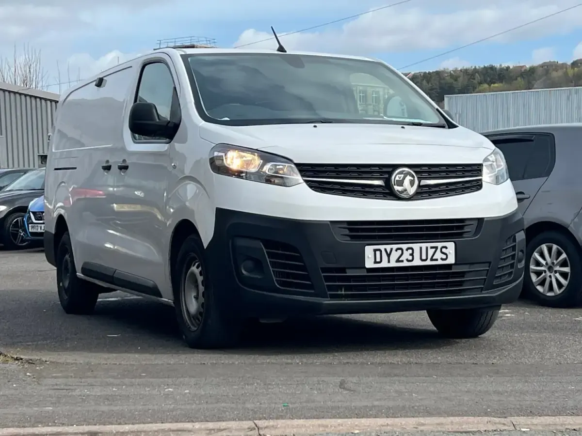 Usado Vauxhall Vivaro 100 HP (73 kW) 2023 Branco Monovolume