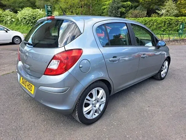 Usado Vauxhall Corsa 100 HP (73 kW) 2010 Preto Citadino