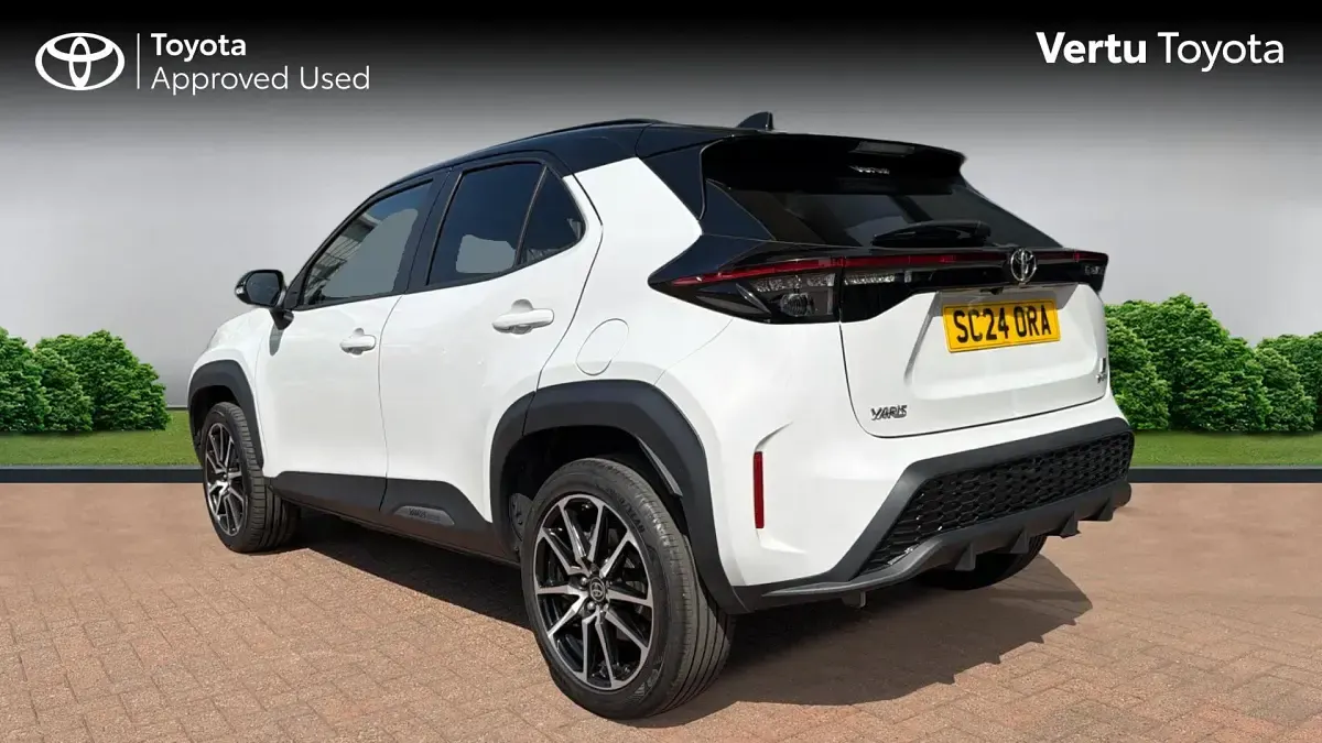 Used Toyota Yaris Hybrid Sport 130 HP (95 kW) 2024 Ash grey bitone (metallic paint) Estate