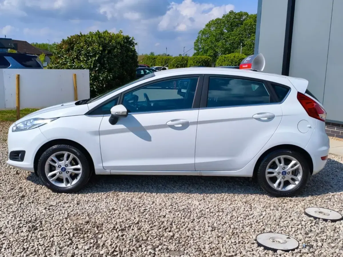 Begagnad Ford Fiesta Zetec 2017 Vit Halvkombi