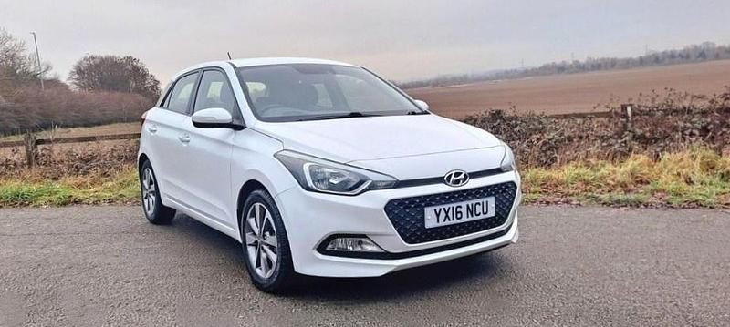 Used Hyundai i20 SE 84 HP (61 kW) 2016 White Hatchback