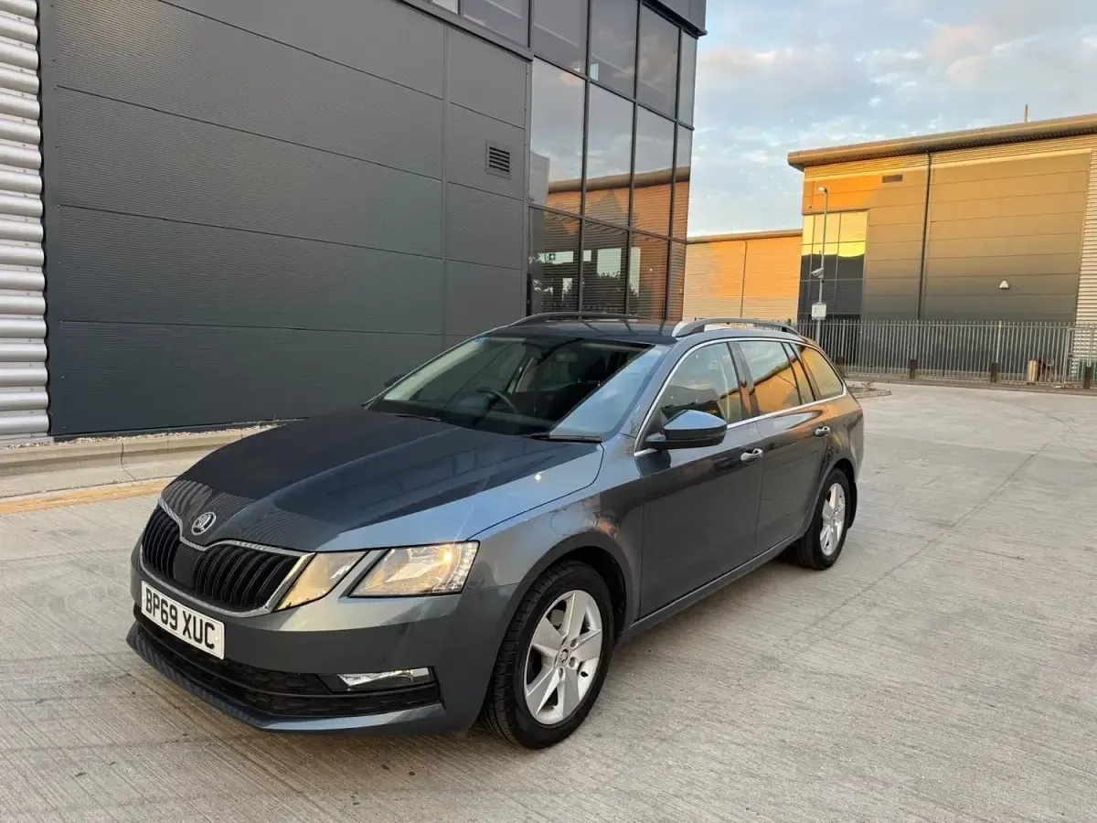 Usado Skoda Octavia SE Technology 115 HP (84 kW) 2020 Cinzento Carrinha