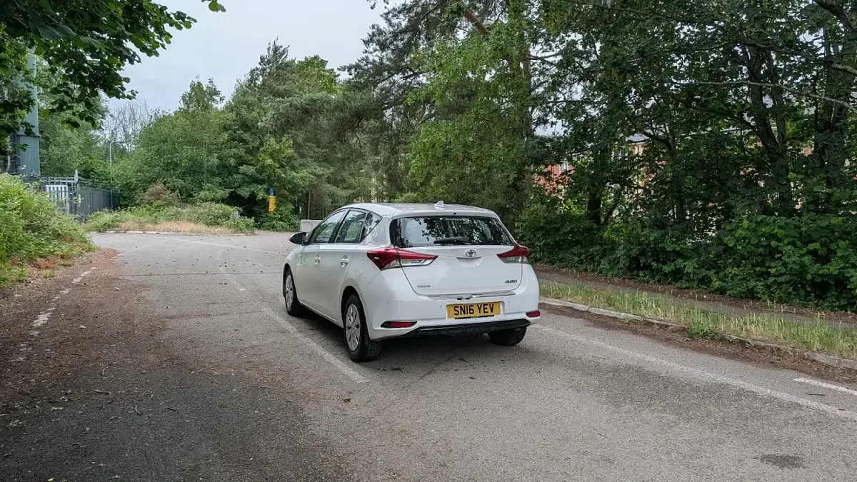 Used Toyota Auris Active 90 HP (66 kW) 2016 White Hatchback