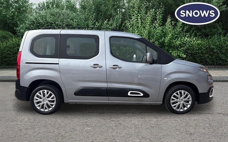 Begagnad Citroën Berlingo Feel 131 HK (96 kW) 2023 Minibuss