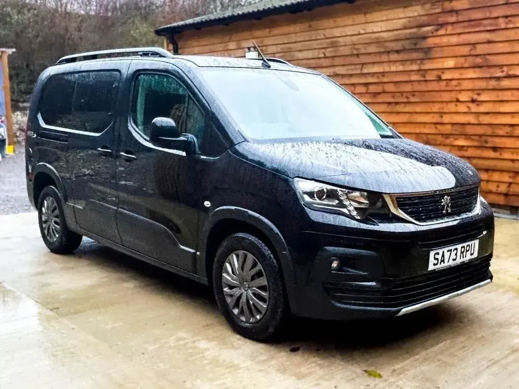 Begagnad Peugeot Rifter Access 2023 Svart Minibuss