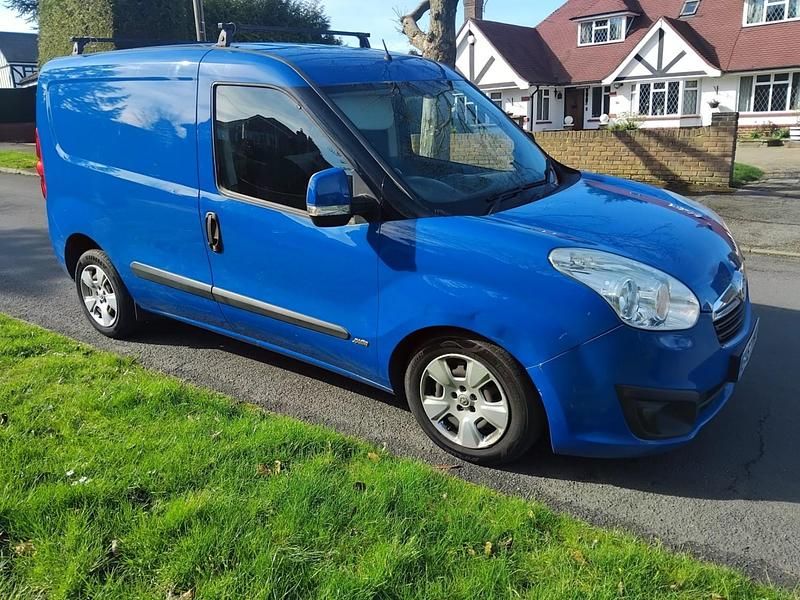 Used Vauxhall Combo Sportive 105 HP (77 kW) 2017 Blue MPV