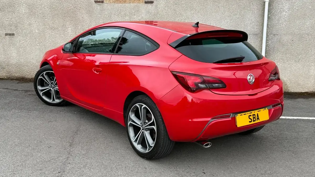 Used Vauxhall Astra GTC Edition 140 HP (102 kW) 2015 Red Hatchback